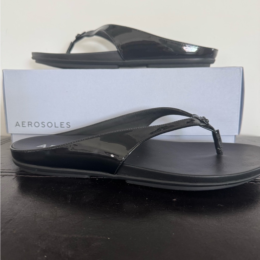 AEROSOLES Glossy Black Thong Sandals